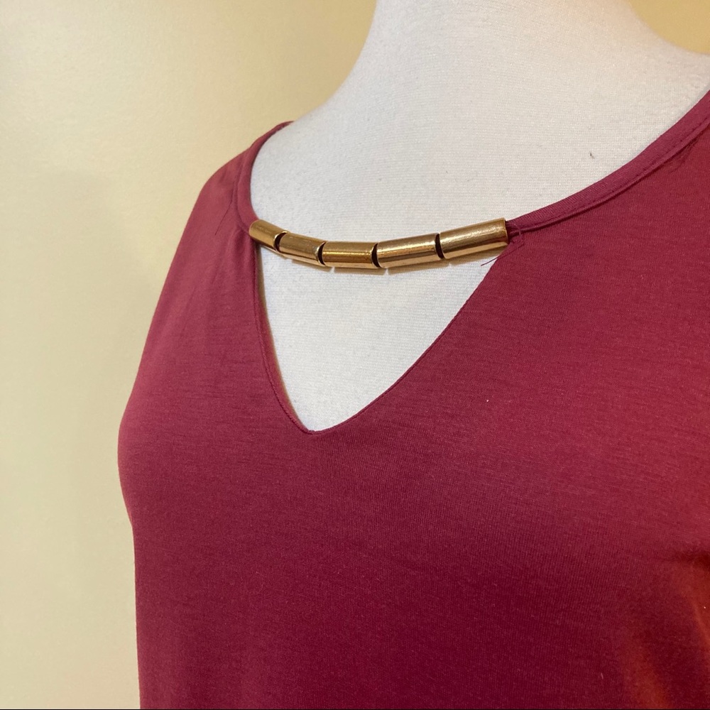 Keyhole Necklace Shift Dress Burgundy - Picture 5 of 7